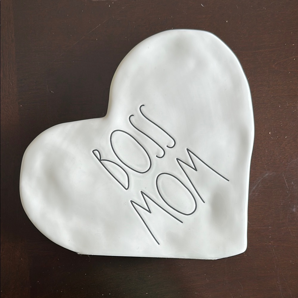 Heart-Shaped 'Boss Mom' Plaque